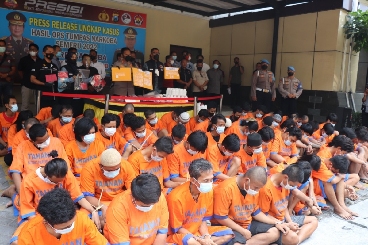 Para tersangka penyalahgunaan narkoba dan obat keras berbahaya diamankan di Mapolresta Sidoarjo (Foto: Zainul Fajar/jatimnow.com)