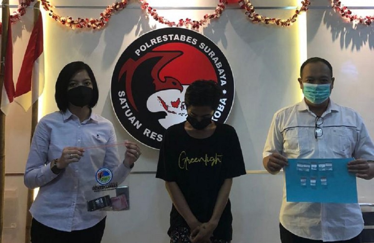 Tersangka YH diamankan polisi. (Foto: Satnarkoba Polrestabes Surabaya)