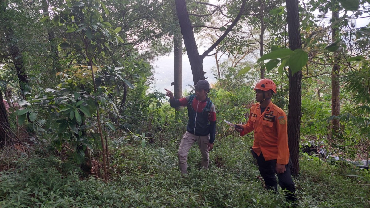 Tim Basarnas saat melakukan pencarian di Bukit Krapyak Mojokerto (Foto: Nor for jatimnow.com)