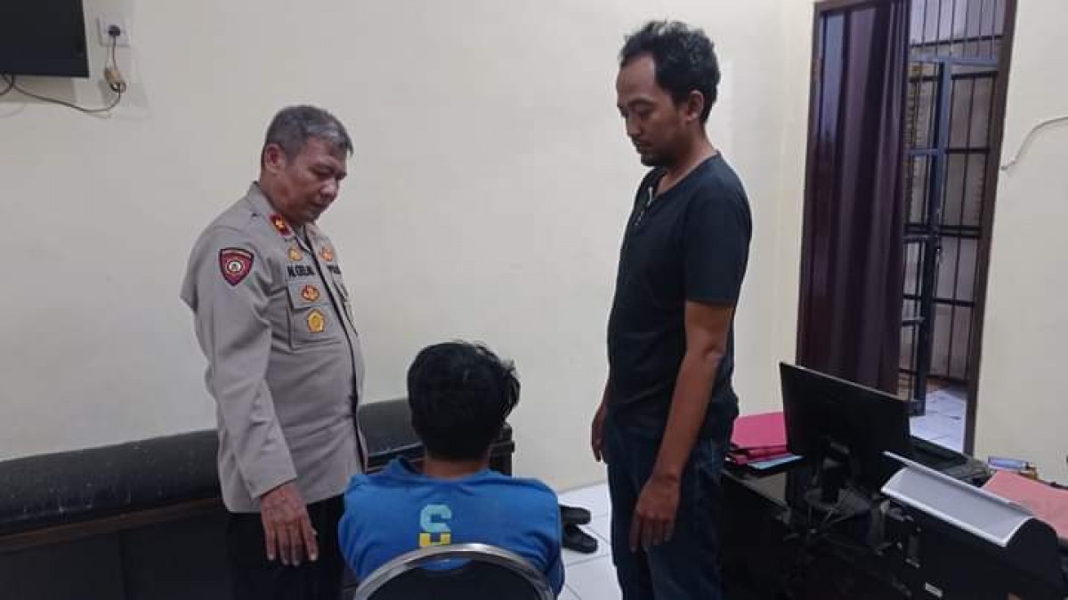 DS saat diamankan petugas Polsek Sukun. (Foto: Polsek Sukun for jatimnow.com)