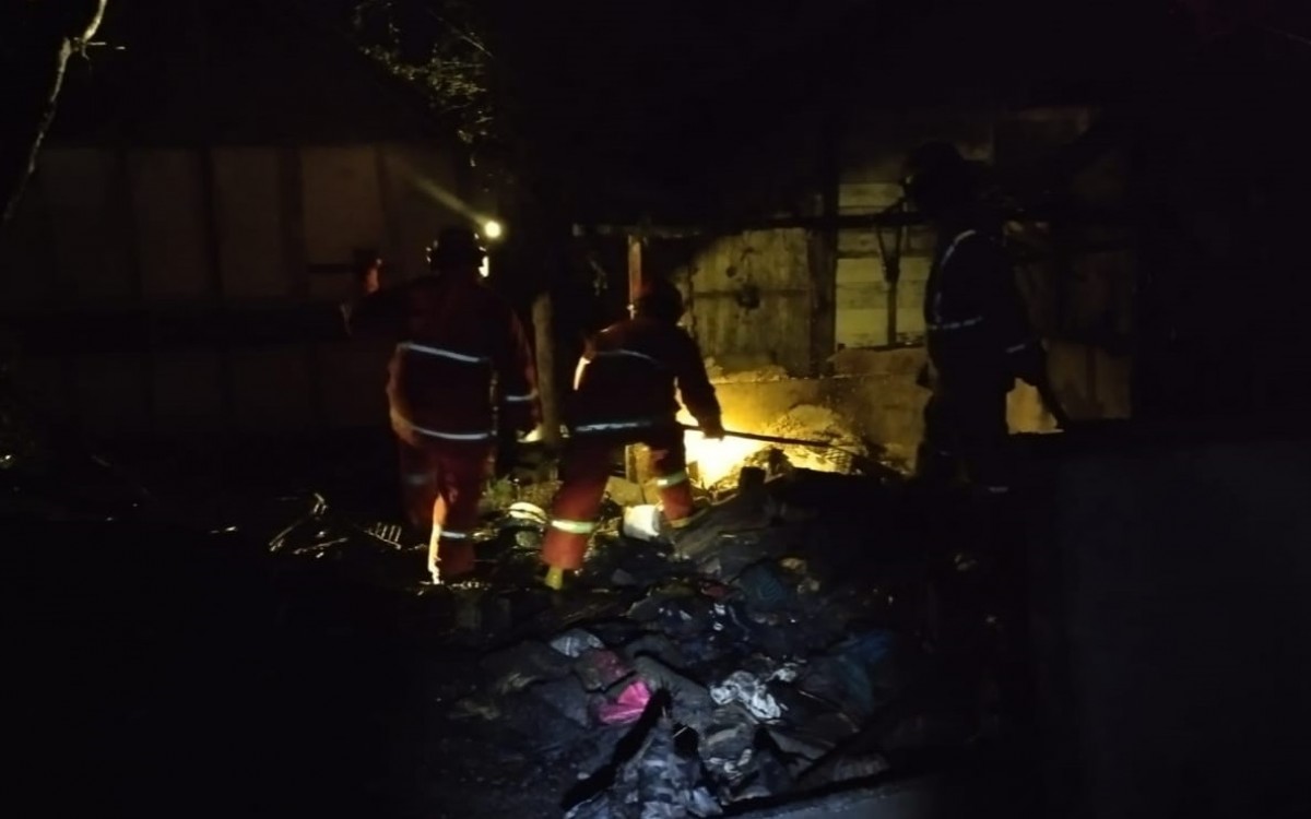 Api yang membakar rumah warga dan berusaha dipadamkan petugas. (Foto: BPBD Jombang)