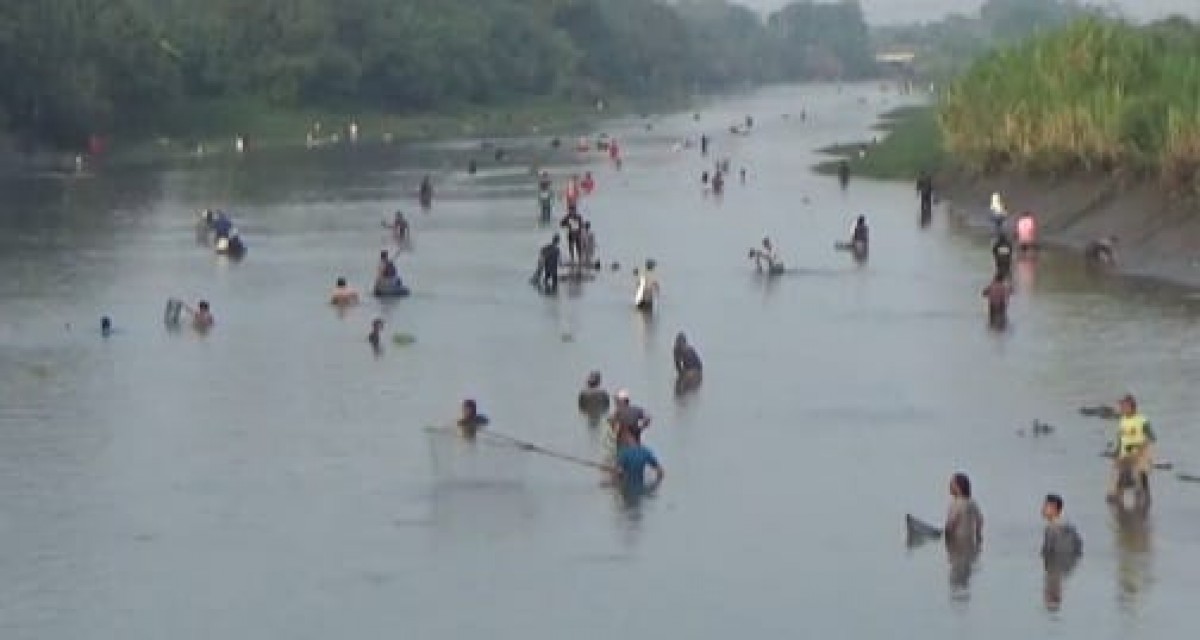 Puluhan warga yang mencari ikan di Dam Balongsono, Kecamatan Sumobito, Jombang. (Foto-foto: Elok Aprianto/jatimnow.com)
