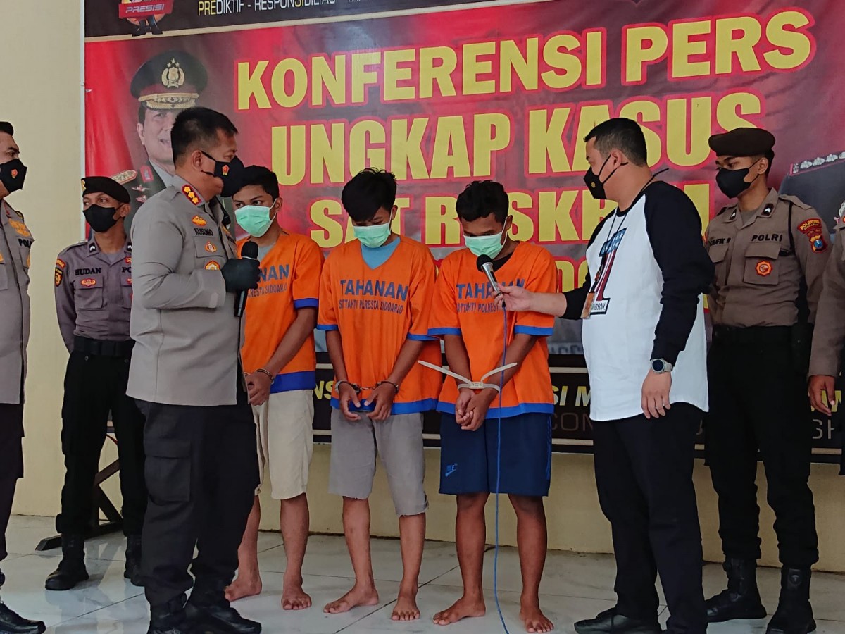 Keempat pelaku saat memberi keterangan dalam gelaran rilis di Mapolresta Sidoarjo (Foto: Zainul Fajar/jatimnow.com)