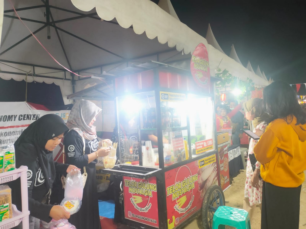 Pengunjung padati stand komunitas UMKM CEC Bojonegoro (Foto-foto: Adib for jatimnow.com)