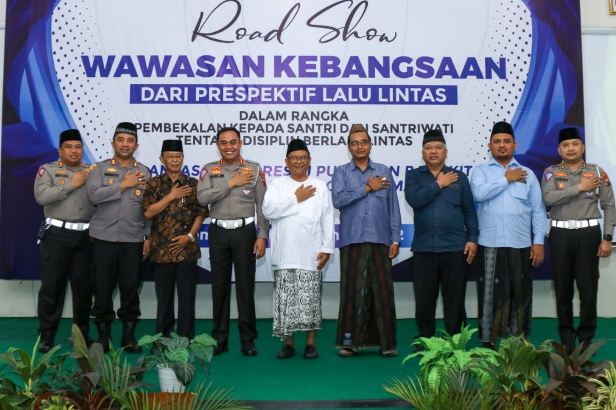 Dirlantas Polda Jatim Kombes Pol Muhammad Taslim Chairuddin dan rombongan saat di Ponpes Tebuireng Jombang (Foto: Ditlantas Polda Jatim/jatimnow.com)