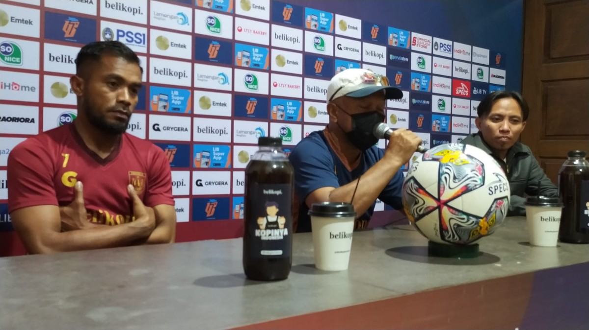 Pelatih Persela, Fakhri Husaini didampingi Zulham Zamrun saat pers conference di Stadion Surajaya Lamongan (Foto: Adyad Ammy Iffansah/jatimnow.com)