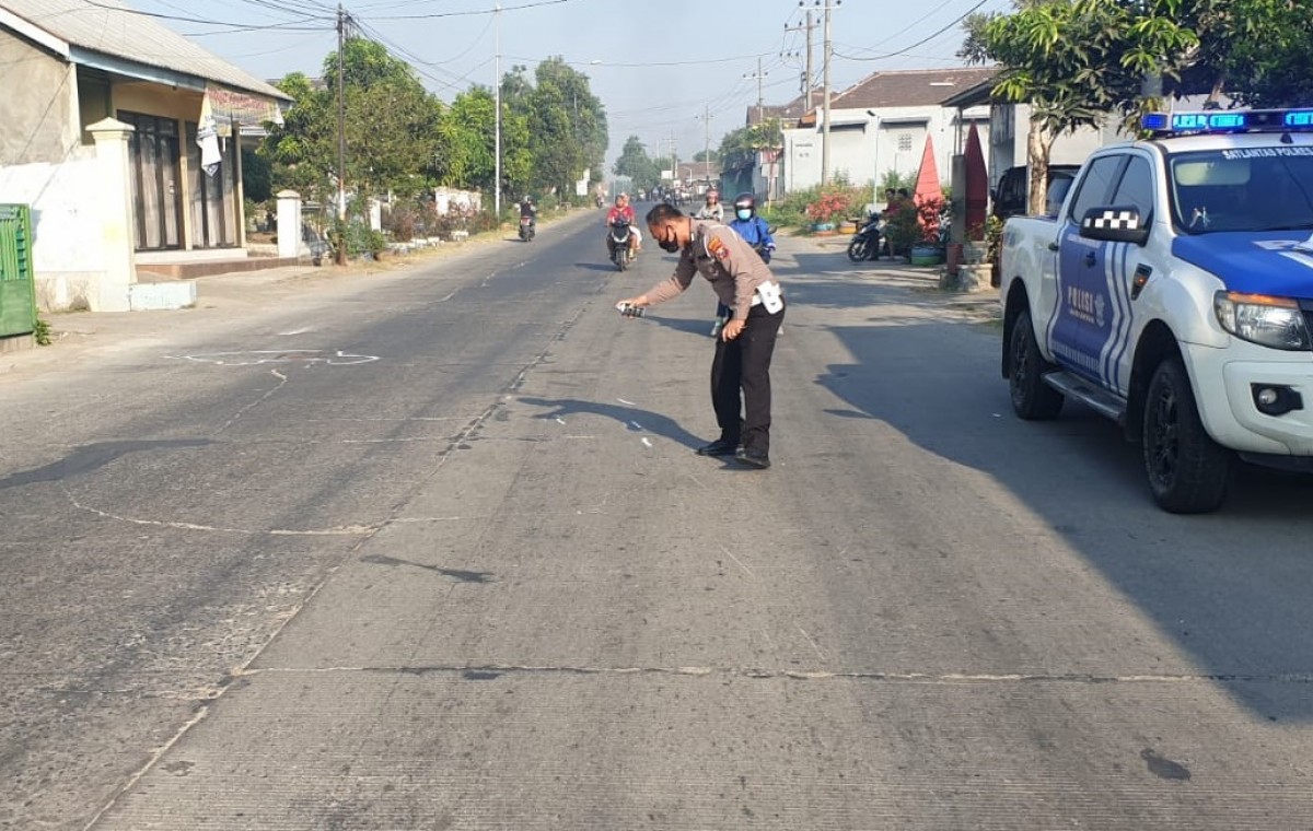 Polisi saat melakukan olah TKP. (Foto: Satlantas Polres Mojokerto for jatimnow.com)