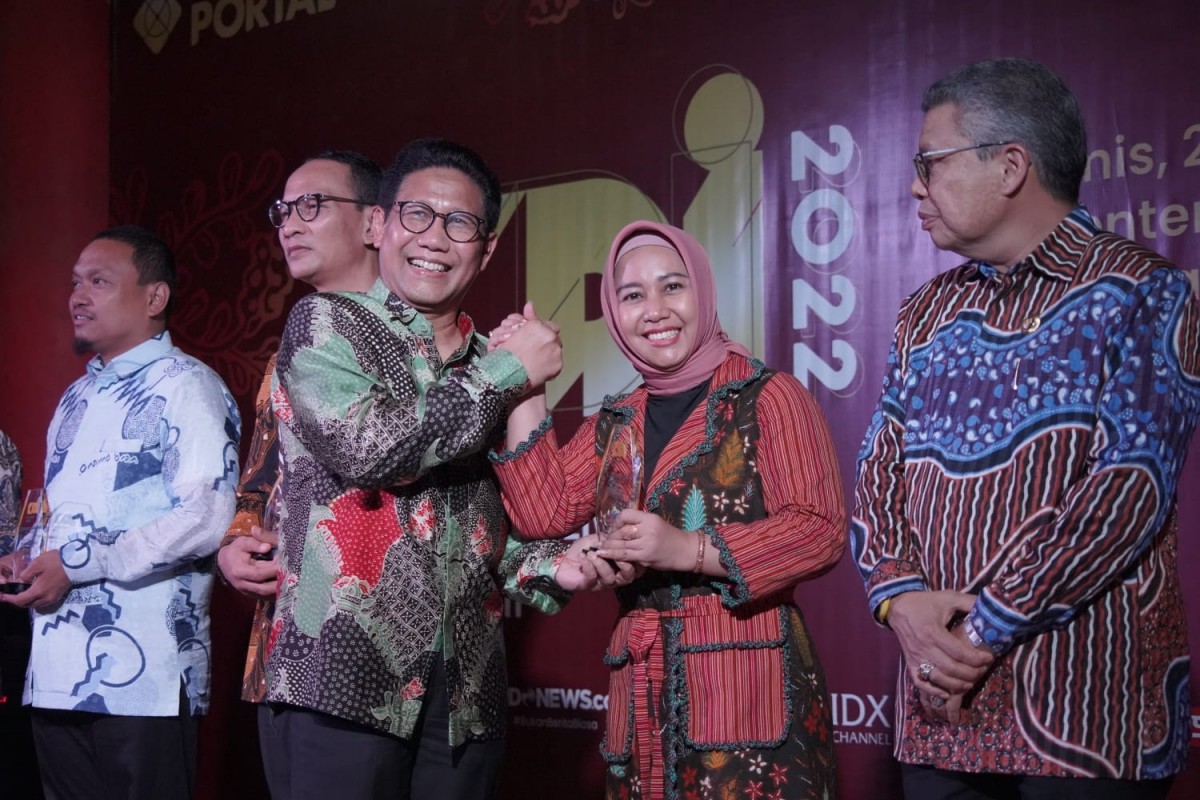Ning Ita Raih Penghargaan Kepala Daerah Inovatif dan Perempuan Pilihan