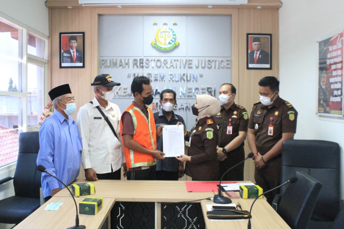 Sueb Lukito saat menerima SKPP dari Kajari Lamongan, Dyah Ambarwati. (Foto: Kejari Lamongan for jatimnow.com)