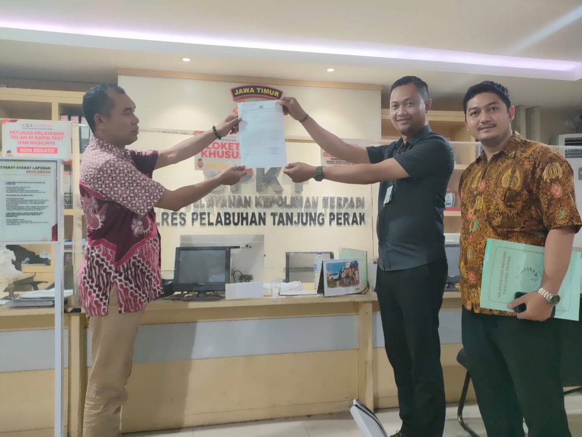 Persaja Wilayah Tanjung Perak, Putu Arya Wibisana dan Uweis Deffa I Qorni saat melaporkan Alvin Lim ke Polres Pelabuhan Tanjung Perak Surabaya (Foto: Aries for jatimnow.com)