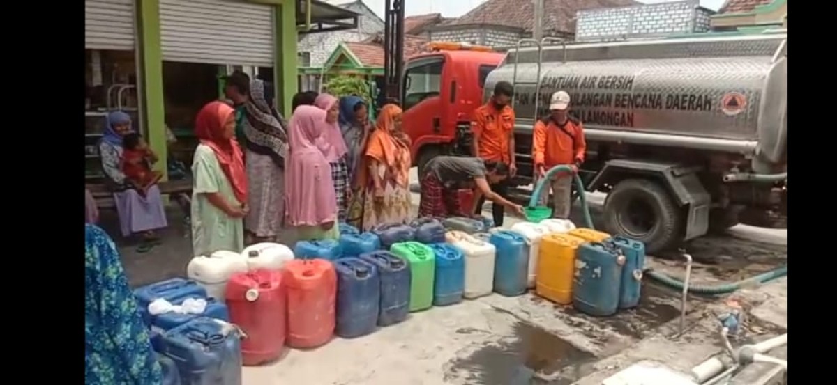 Penyaluran air bersih di 2 desa krisis air Desa Soko dan Bakalanpule, Kecamatan Tikung. (Foto: Adyad Ammy Iffansah/jatimnow.com)