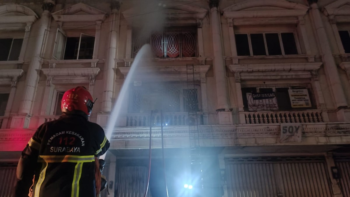Kebakaran ruko penjualan suku cadang mobil di Surabaya (Foto: Fahrizal Tito/jatimnow.com)