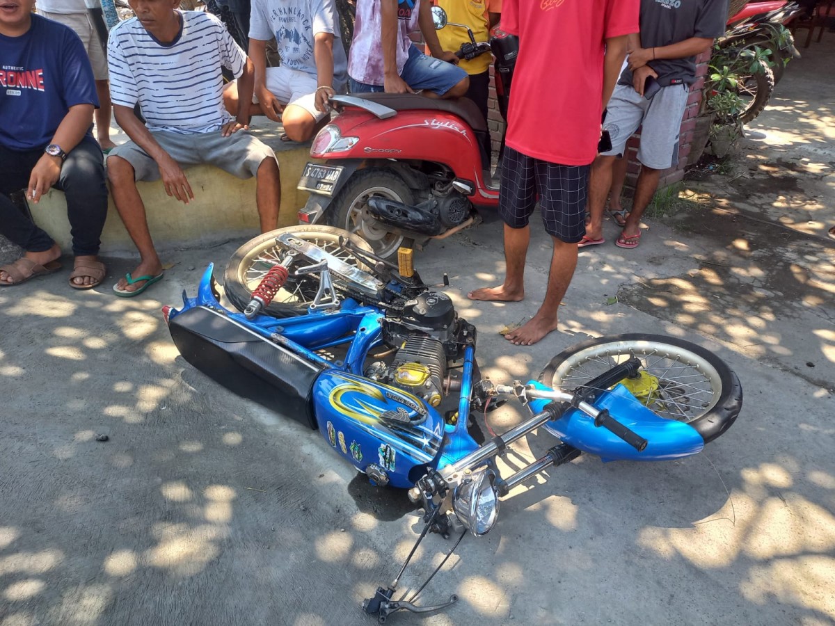 Kendaraan milik korban usai terjatuh saat berusaha mendahului kendaraan mobil didepannya. (Foto: Jajang fir jatimnow.com)