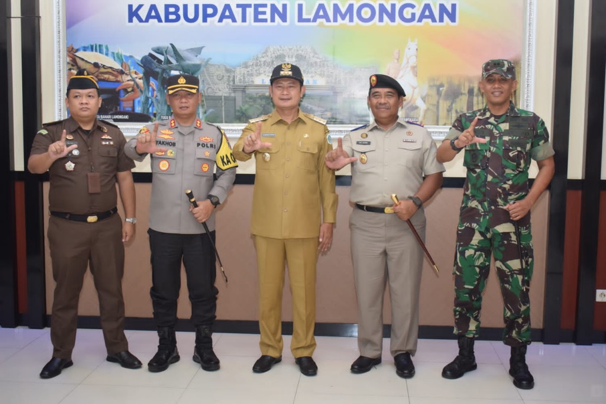 Bupati Lamongan Yuhronur Efendi (Pak Yes) didampingi Kepala BPN Lamongan dan tiga pilar TNI/Polri serta kejaksaan (Foto: Humas Pemkab Lamongan for jatimnow.com)