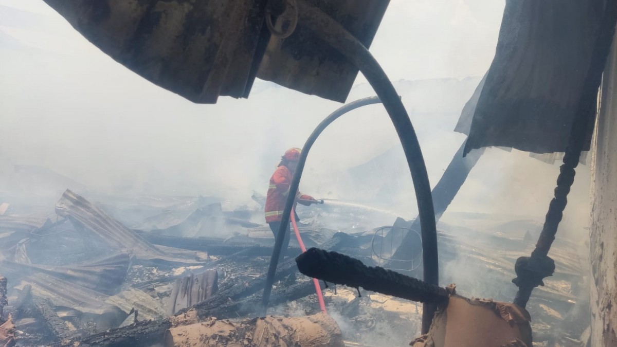 Petugas pemadam kebakaran saat melakukan pembasahan di pabrik mebel CV Alseason Furniture, Mojosari, Kabupaten Mojokerto. (Foto: WhatsApp grup)