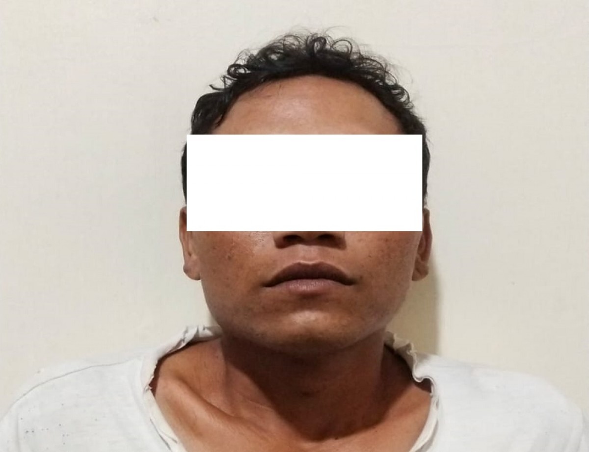 Pemilik dua ekor anjing dan pelaku peredaran narkoba saat di Satresnarkoba Polres Mojokerto. (Foto: WhatsApp grup)