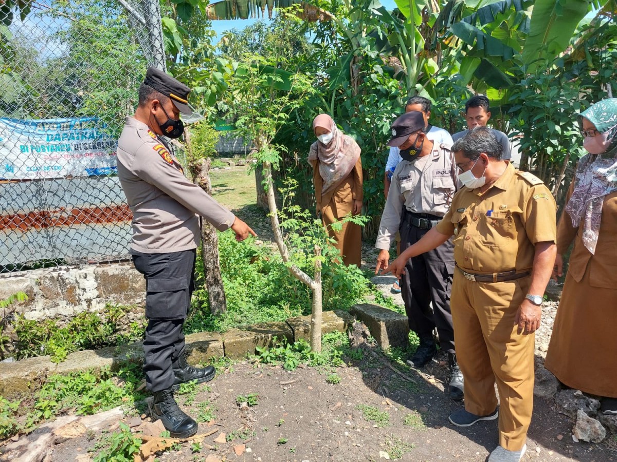 Polsek Dander saat meninjau kondisi bayi yang ditemukan warga (Foto: Polsek Dander for jatimnow.com)