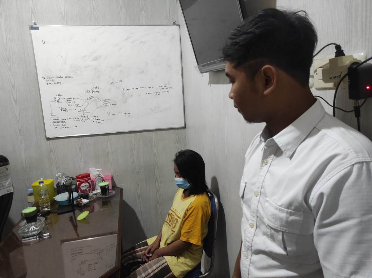 IR, ibu muda pencuri motor saat diperiksa Unit Pidum Satreskrim Polres Mojokerto Kota (Foto: Nor for jatimnow.com)