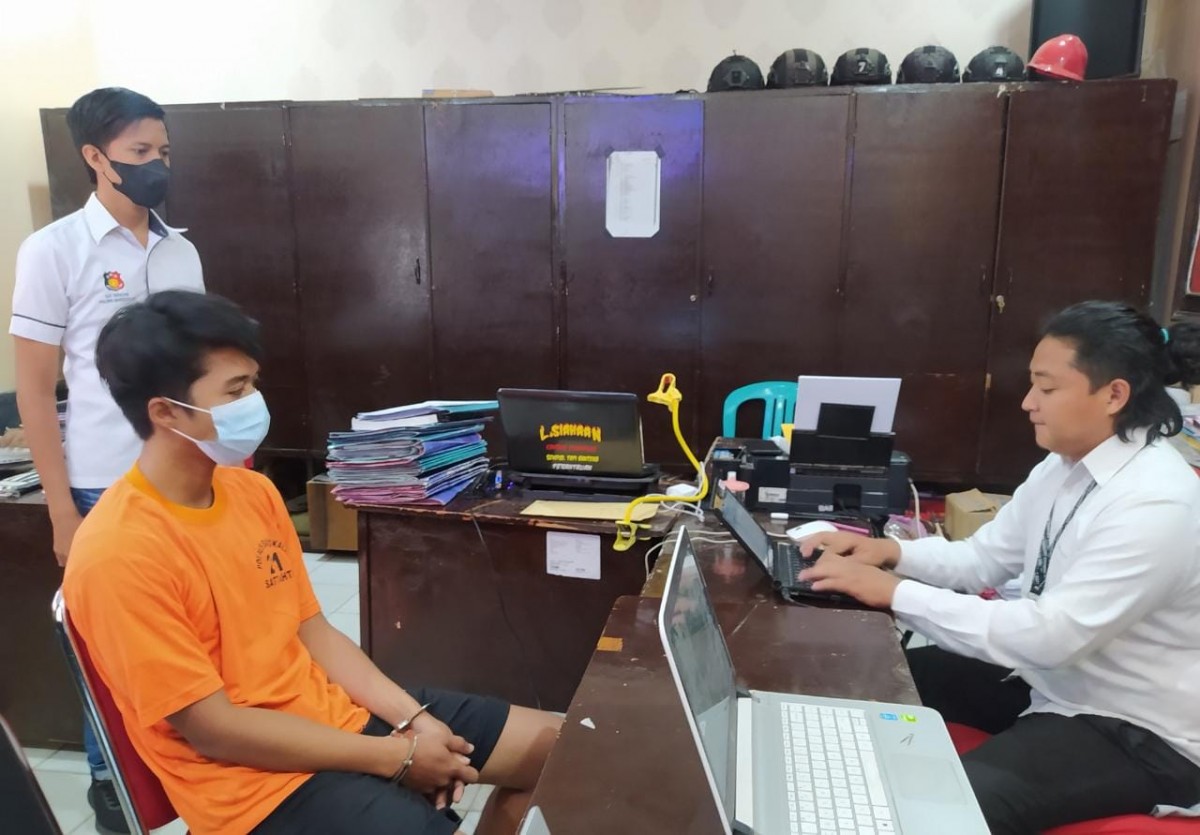 Pelaku berinisial HP saat diinterogasi penyidik Satreskrim Polres Bangkalan. (Foto: Fathor Rahman/jatimnow.com)