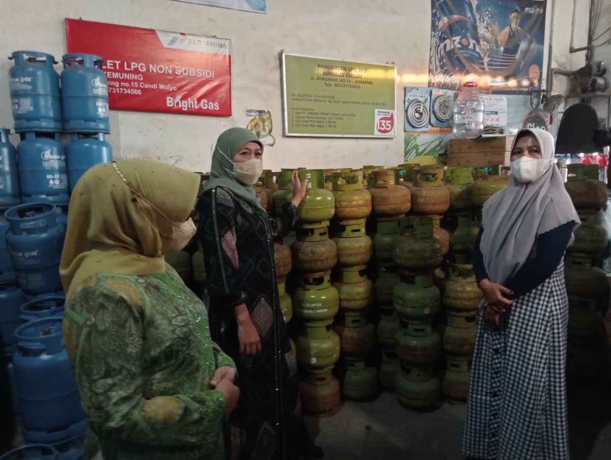 Gubernur Jatim, Khofifah Indar Parawansa beserta Bupati Jombang Hj Mundjidah Wahab saat mendatangi agen elpiji di Jombang (Foto: Elok Aprianto/jatimnow.com)