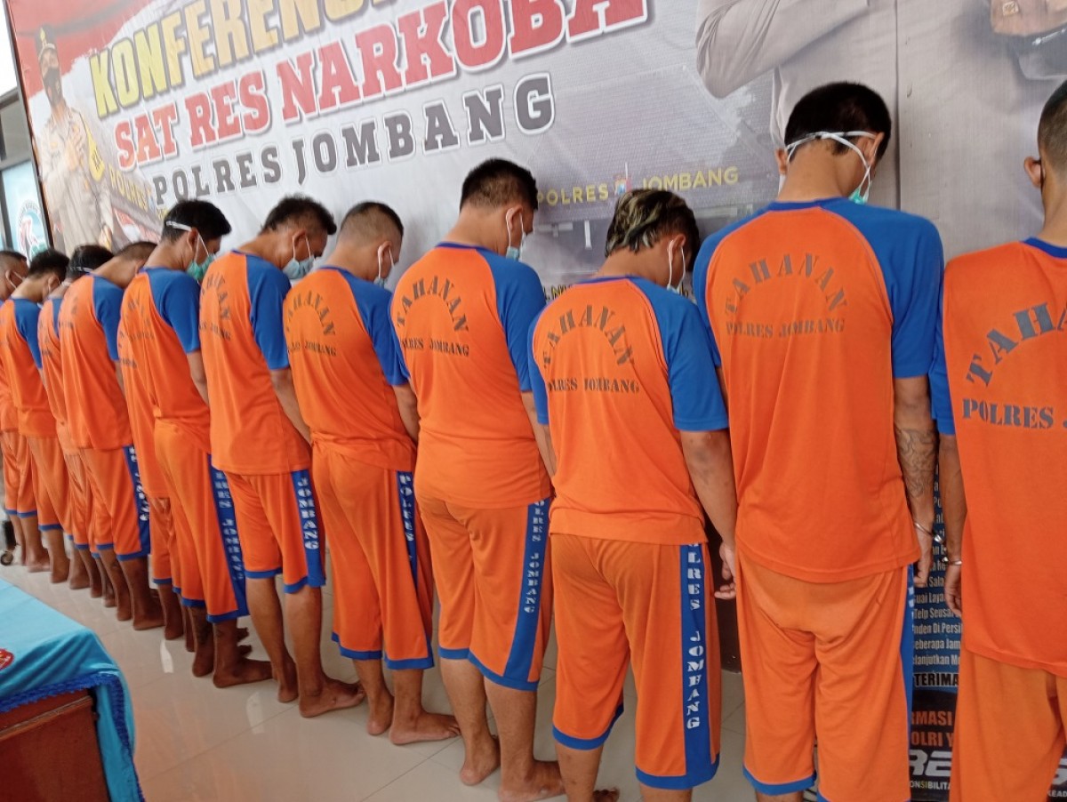 Para tersangka saat diamankan di Polres Jombang. (Foto: Elok Aprianto/jatimnow.com)