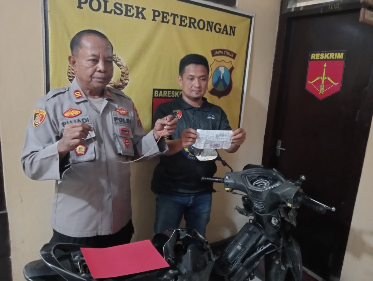 Kapolsek Peterongan, AKP Sujadi saat menunjukkan barang bukti hasil kejahatan tersangka. (Foto: Elok Aprianto/jatimnow.com)