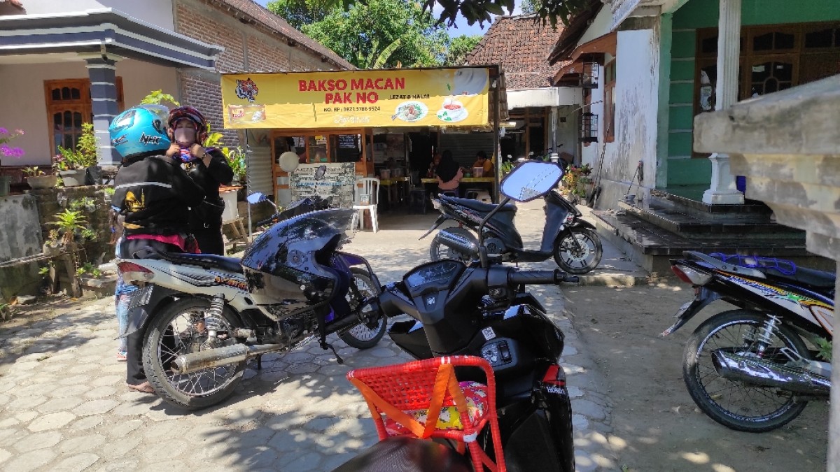 Bakso Pak No Macan yang selalu diserbu pelanggan apalagi saat makan siang. (Foto-foto: Mita Kusuma/jatimnow.com)