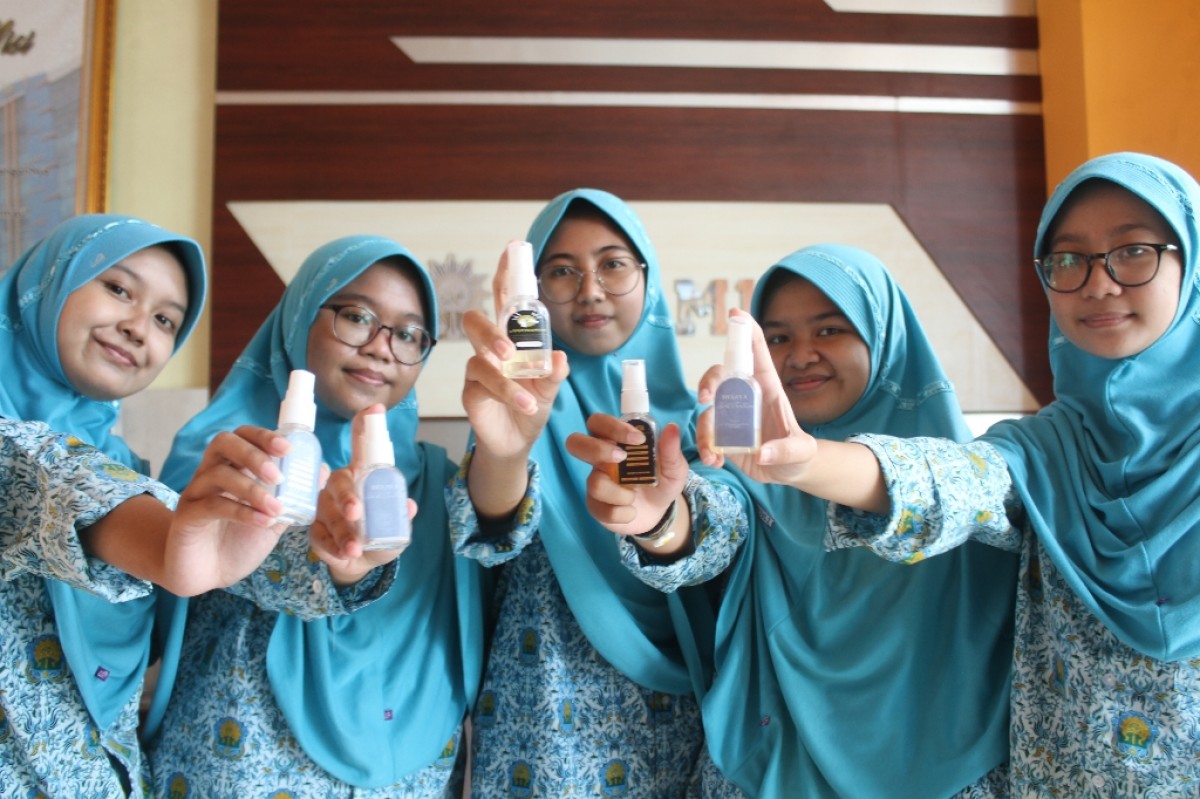 Siswa SMA Muhammadiyah 1 Taman (SMAMITA) Sidoarjo saat menunjukkan hasil karyanya. (Foto: Humas SMAMITA Sidoarjo for jatimnow.com)