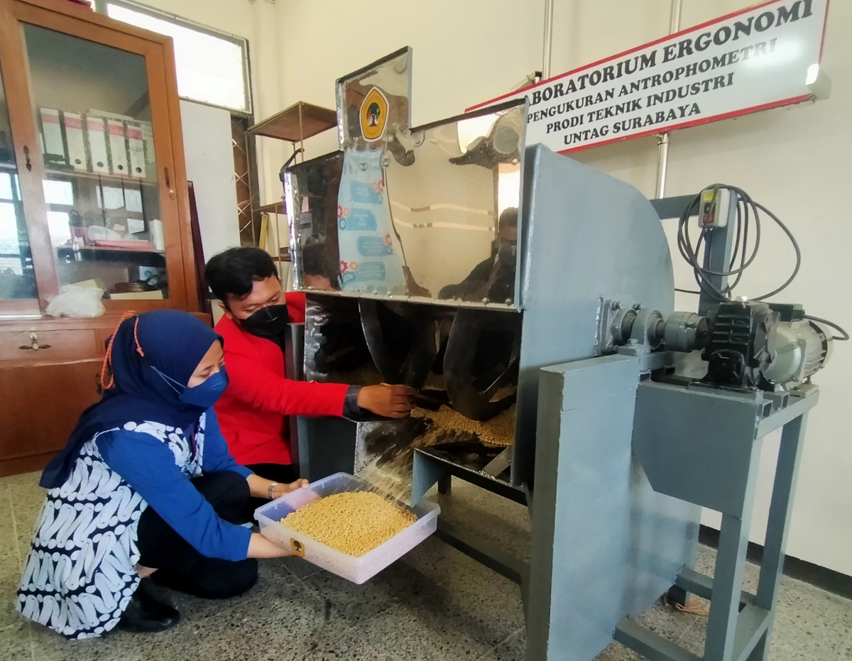 Mesin pencampur (mixer) otomatis ragi dengan kedelai karya mahasiswa Untag. (Foto: Fahrizal Tito/jatimnow.com)