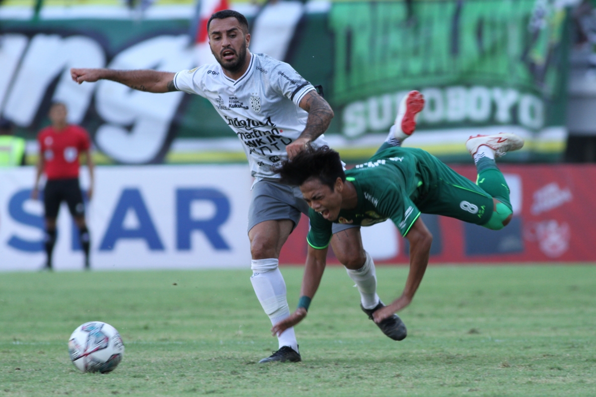 Pemain Persebaya Andre Oktaviansyah saat dilanggar pemain Bali United (Foto: Sahlul Fahmi/jatimnow.com)