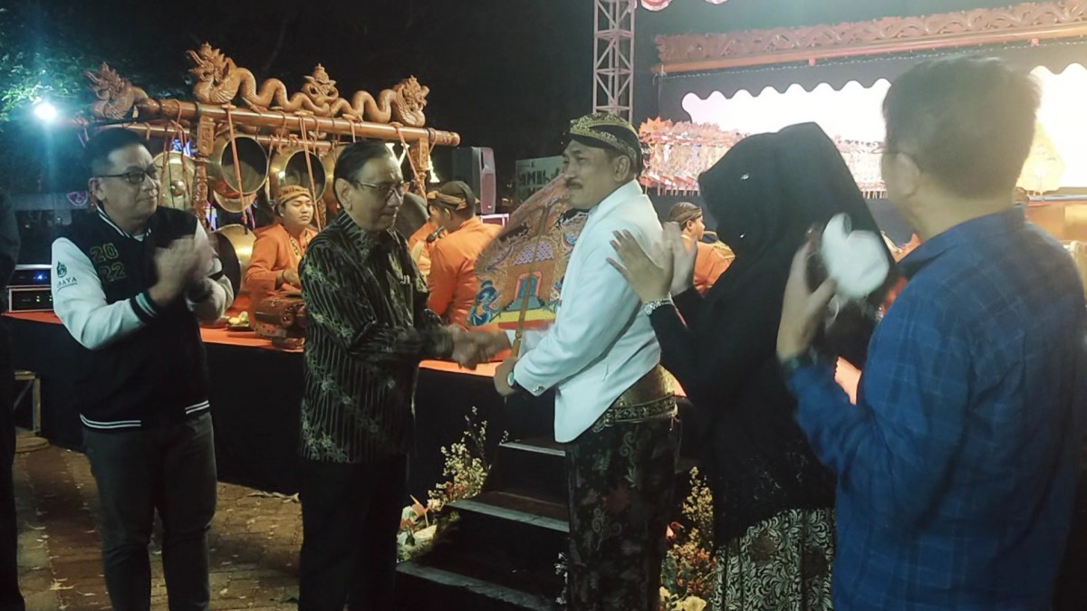 Penyerahan gunungan kepada dalang Ki Sinarto. (Foto: Fahrizal tito/jatimnow.com)