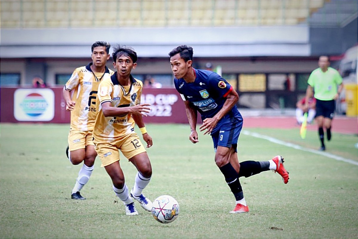 Kapten Gresik United Imam Witoyo (biru) saat bertanding melawan Bekasi City (Foto: Gresik United Official)