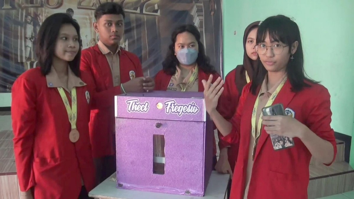 Para siswa SMA Negeri 21 Surabaya yang meneliti musik rock bisa mempercepat fermentasi tempe (Foto-foto: Fahrizal Tito/jatimnow.com)