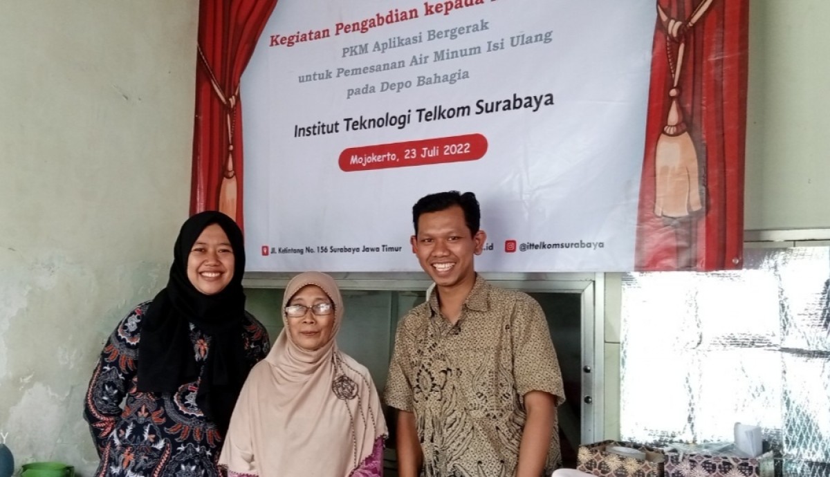 Tim Pengmas ITTelkom Surabaya saat sosialisasi Aplikasi ke UMKM air minum isi ulang di Mojokerto (Foto: Cahya for jatimnow.com)