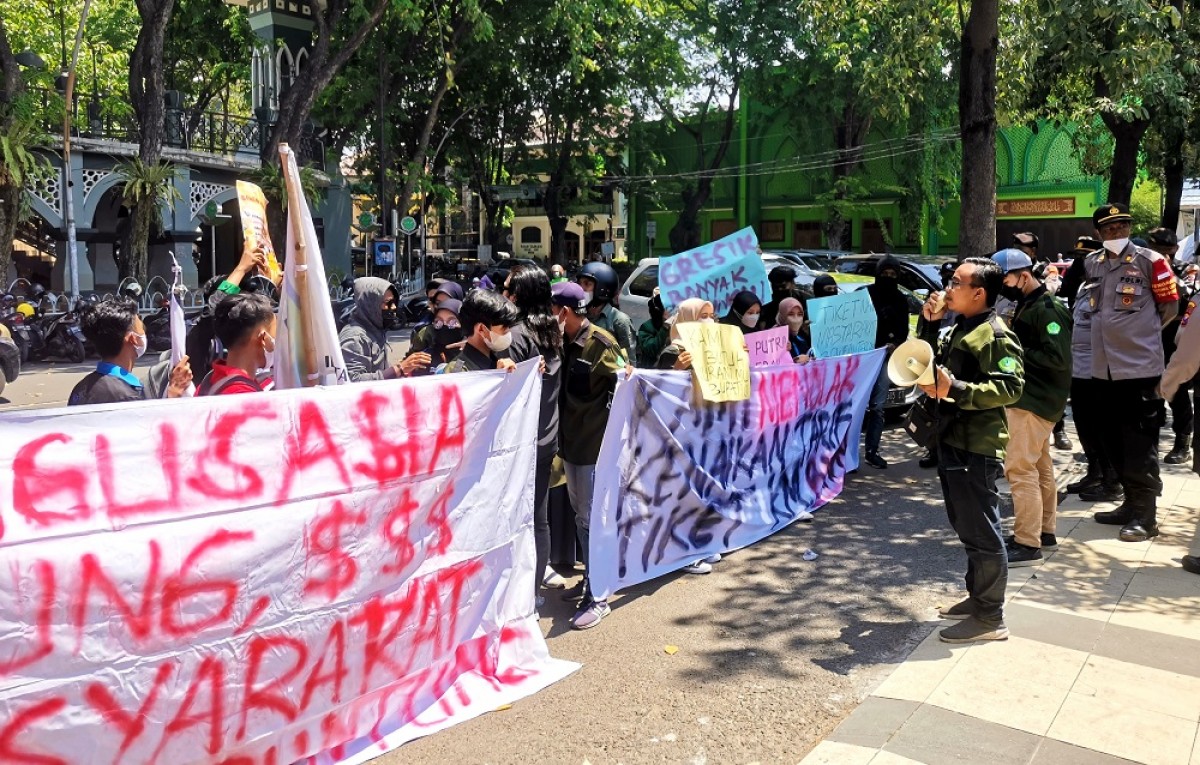 Aksi Penolakan Kenaikan Tiket Kapal Gresik-Bawean Terus Berlanjut