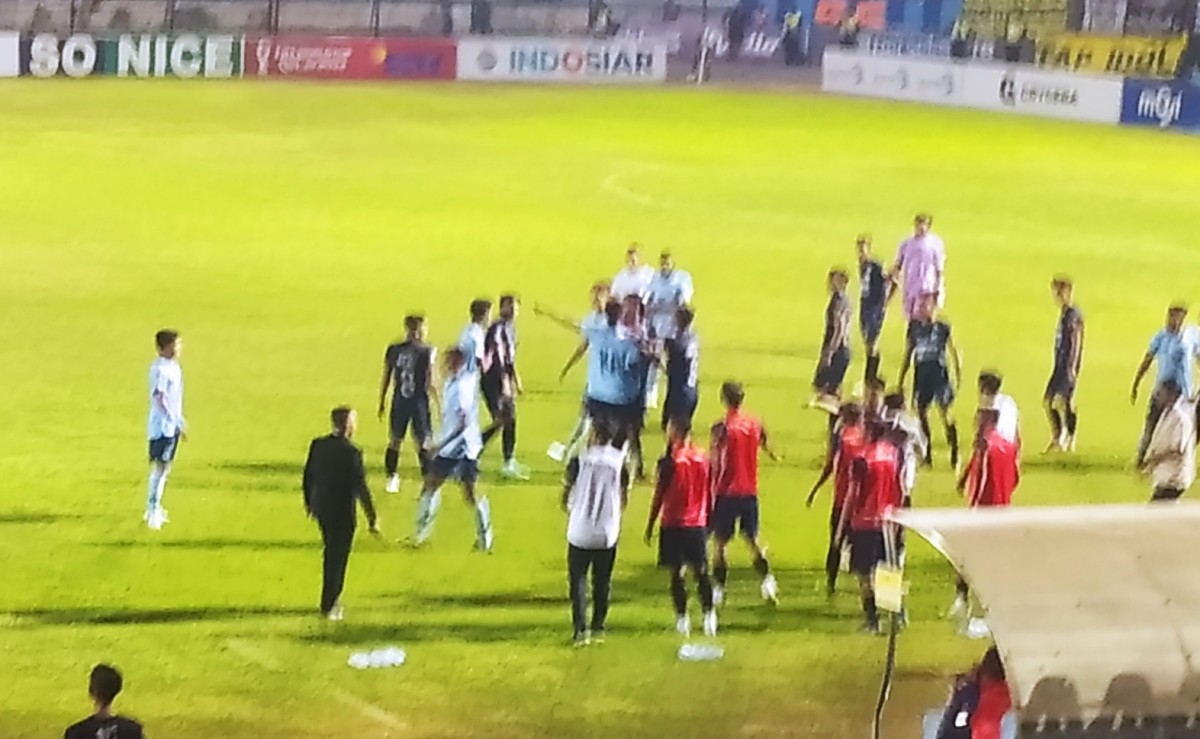 Tensi tinggi kedua kesebelasan Persela dan GU yang nyaris adu jotos. (Foto: Adyad Ammy Iffansah/jatimnow.com)