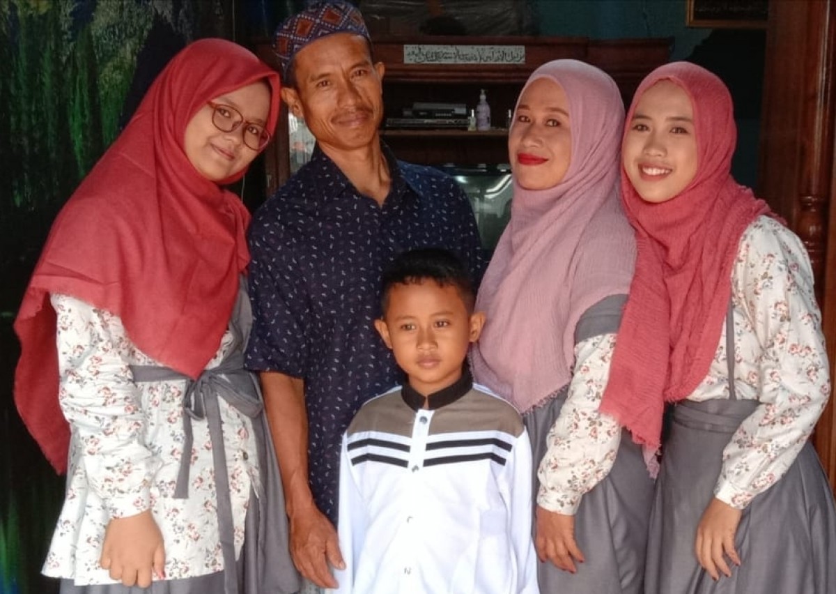 Bunayya Latifah (kanan) peraih beasiswa Program Studi Farmasi Universitas Muhammadiyah Surabaya jalur menghafal Al-Quran saat berfoto dengan keluarganya (Foto: Dat for jatimnow.com)