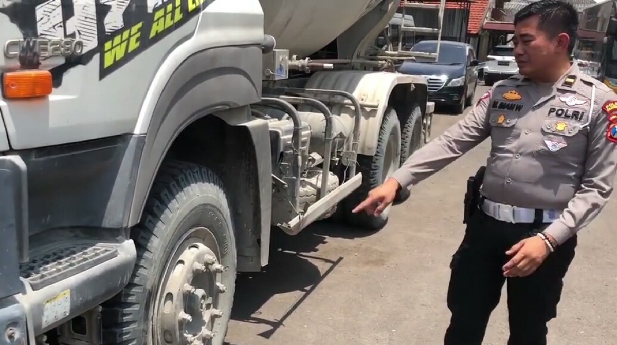 Kanit Gakkum Satlantas Polres Bojonegoro, Ipda M Imam Wahyudi menunjukkan truk yang menyerempet becak (Foto: Misbahul Munir/jatimnow.com)