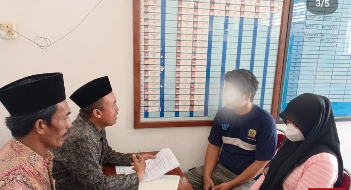 Moch Suud saat menyerahkan putrinya untuk dinikahkan oleh wali hakim. (Foto : Humas Lapas Lamongan for jatimnow.com)