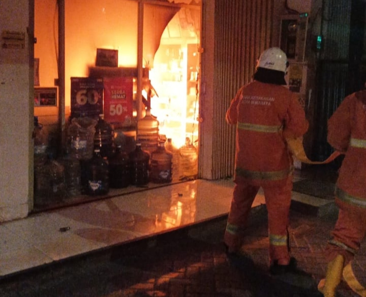 Petugas saat berusaha memadamkan api. (Foto: kedaruratan 112 Surabaya)