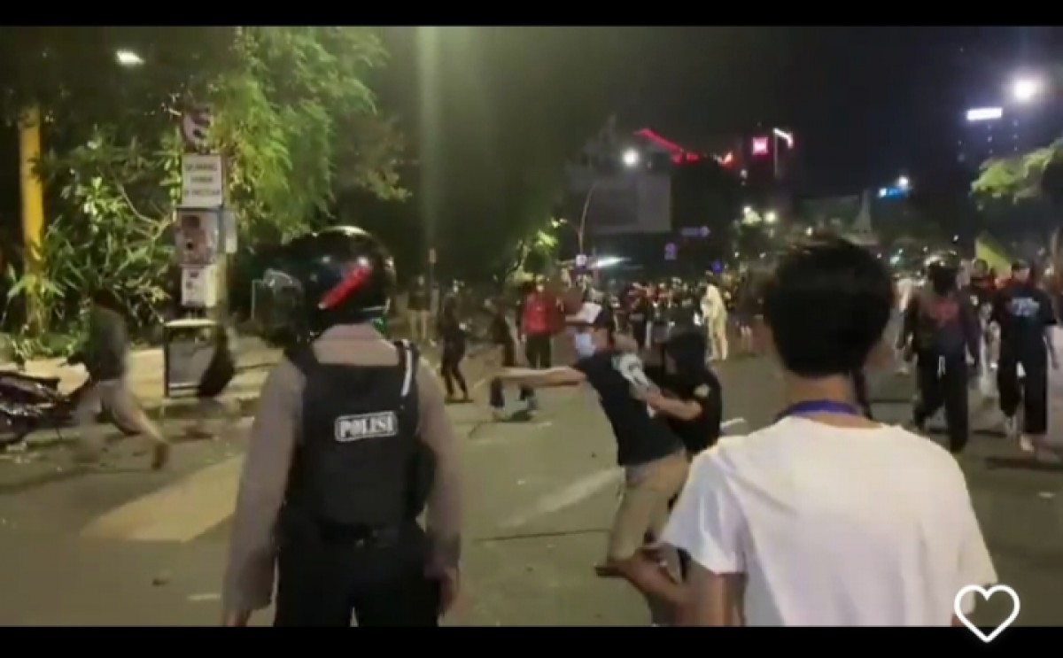 Bentrokan terjadi di Jalan Basuki Rahmat Surabaya. (Foto: 112)
