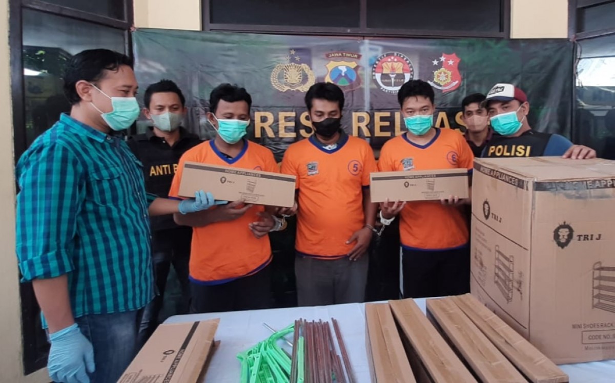 Penjaga gudang yang menjual barang milik perusahaan tempatnya bekerja dan dua penadah diamankan polisi(Foto: Ach for jatimnow.com)