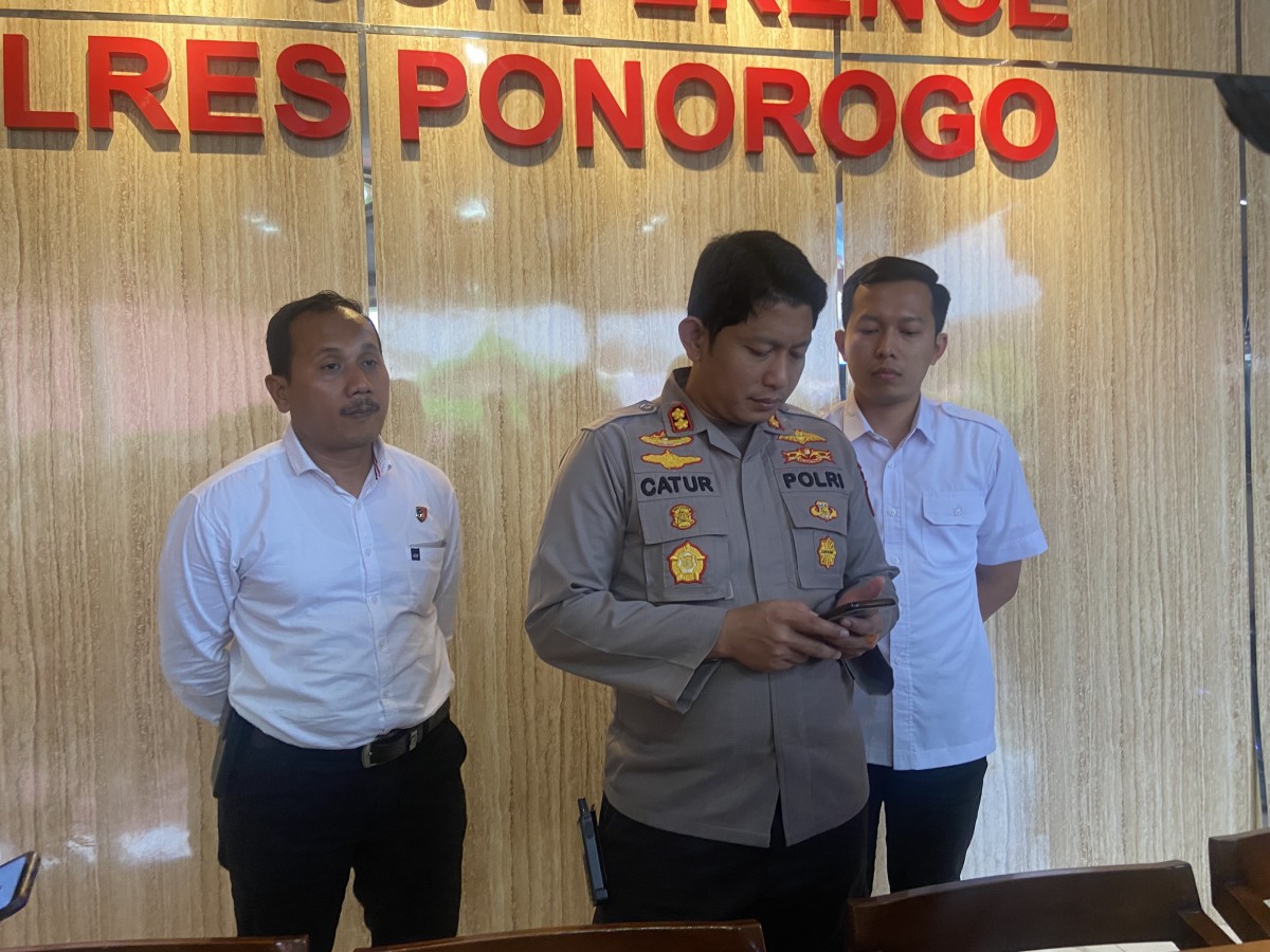 Kapolres Ponorogo, AKBP Catur Cahyono Wibowo (tangah) - (Foto: Mita Kusuma/jatimnow.com)