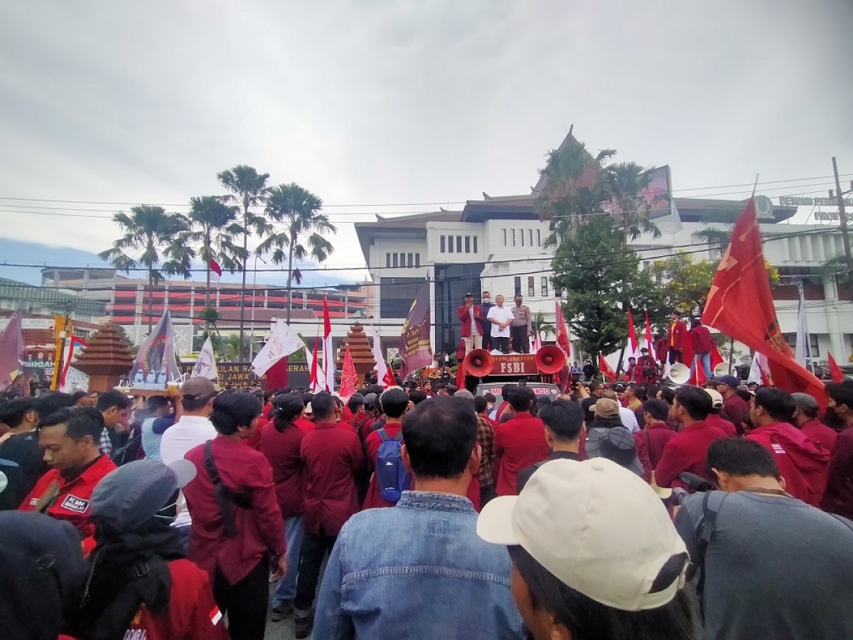 Ribuan massa IMM saat unjuk rasa di depan gedung DPRD Jatim. (Foto-foto: Fahrizal Tito/jatimnow.com)