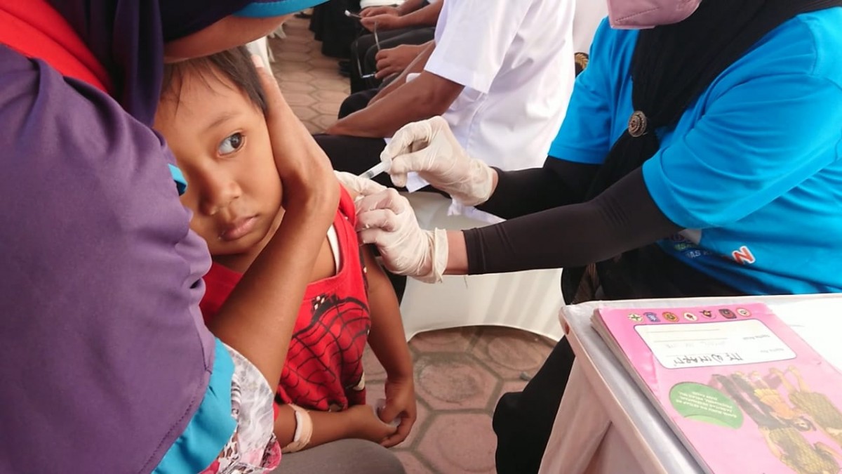 Proses pemberian imunisasi pada anak di Tulungagung. (Foto: Bramanta Pamungkas/jatimnow.com)
