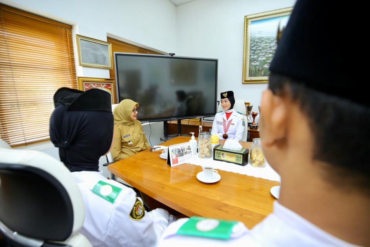 Bertemu Bupati Ipuk, Ayumi Ceritakan Pengalaman Jadi Paskibraka Nasional