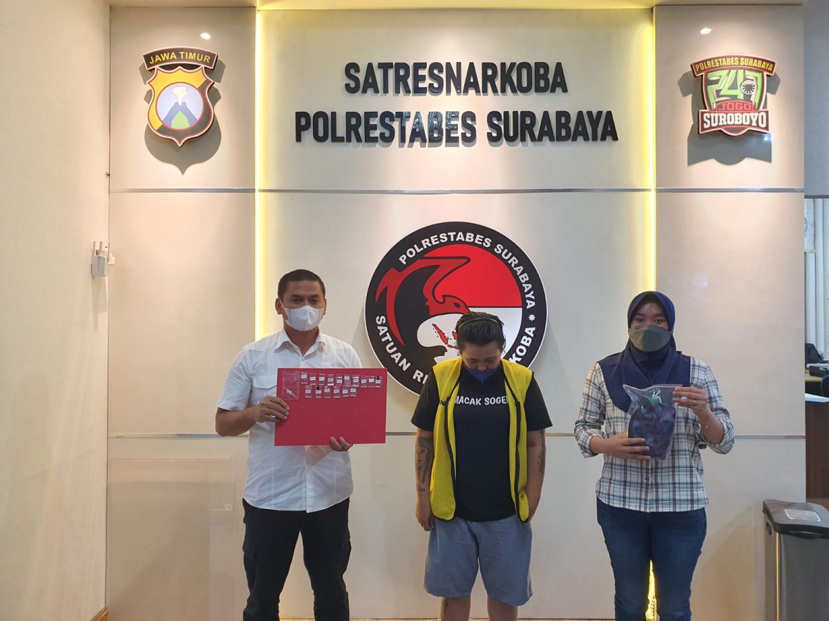Ibu rumah tangga pengedar sabu.(Foto: Satreskoba Polrestabes Surabaya)