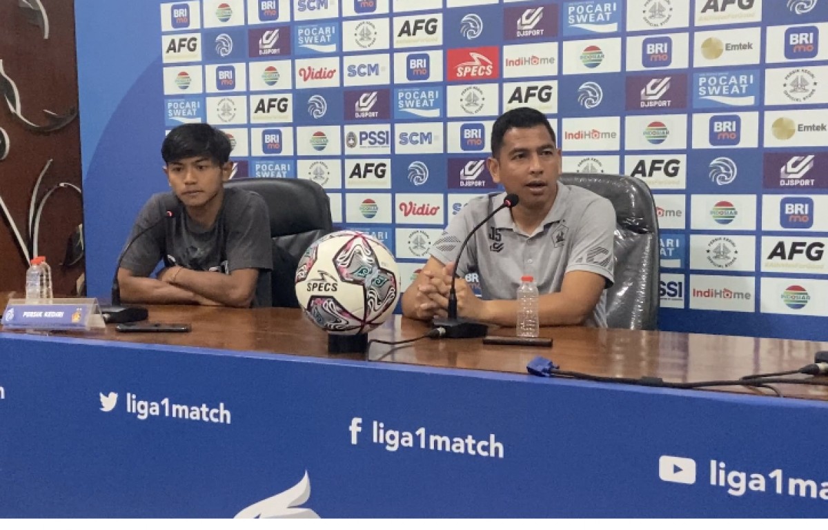 Asisten Pelatih Persik Kediri Jan Saragih (kanan) dalam sesi post-match conference usai laga melawan PSM Makassar.(Foto: Yanuar Dedy/Jatimnow.com)