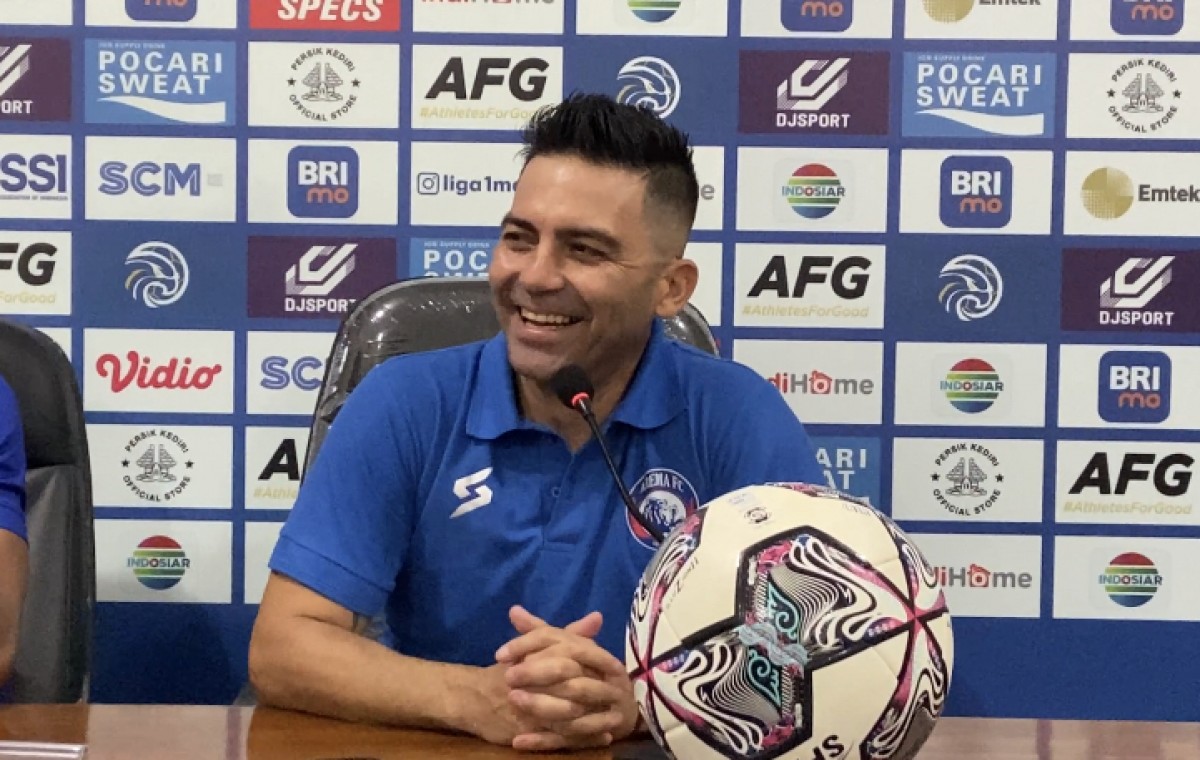 Pelatih Arema FC Javier Roca dalam pre-match conference jelang lawan Persik Kediri.(Foto: Yanuar Dedy/jatimnow.com)