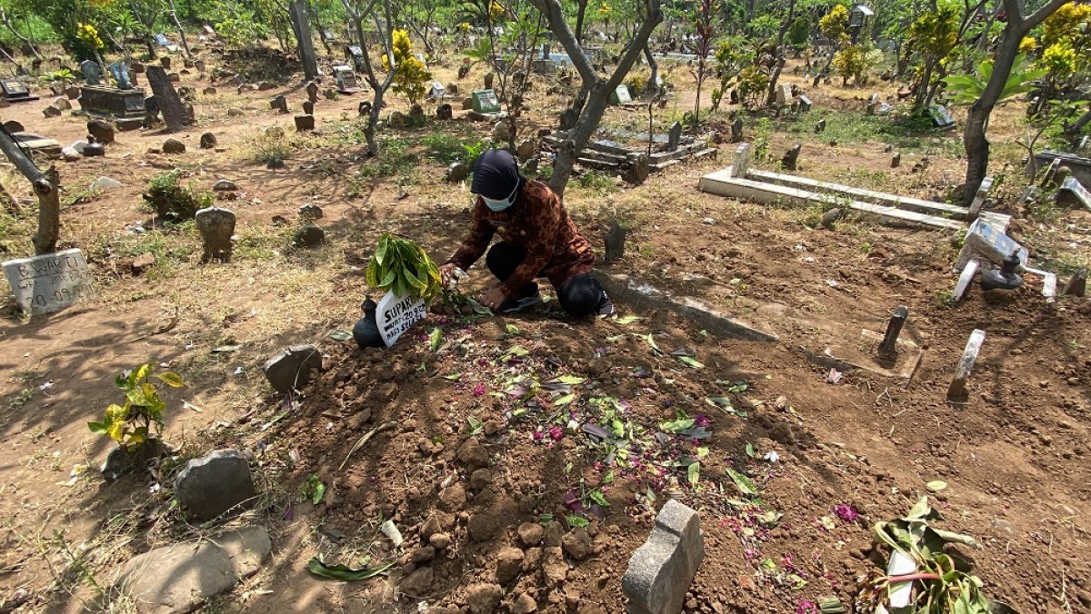 Kepala Desa Kedak Sunarti menunjukkan makam Supartono. (Foto: Yanuar Dedy/jatimnow.com)